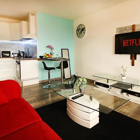 Homey Bellevue: Cozy With Balcony Views And Parking Near Geneva *