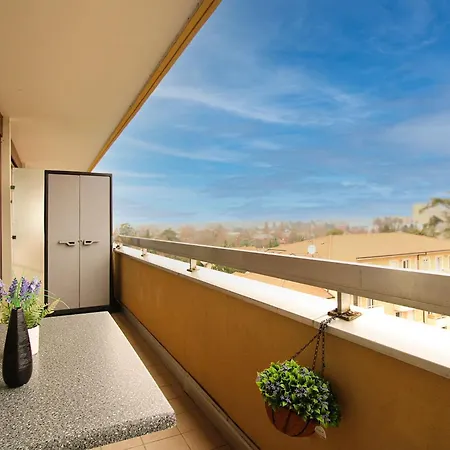 Homey Bellevue: Cozy With Balcony Views And Parking Near Geneva *