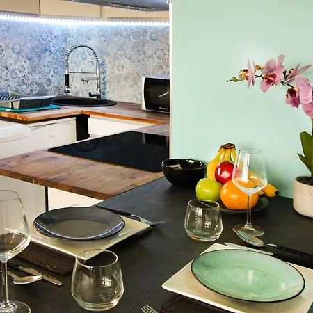 Homey Bellevue: Cozy With Balcony Views And Parking Near Geneva *
