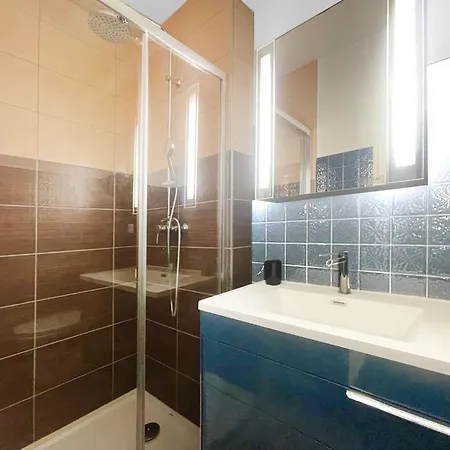 Homey Bellevue: Cozy With Balcony Views And Parking Near Geneva Apartment *