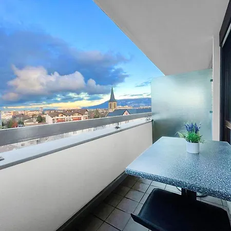 Apartment Homey Bellevue: Cozy With Balcony Views And Parking Near Geneva *